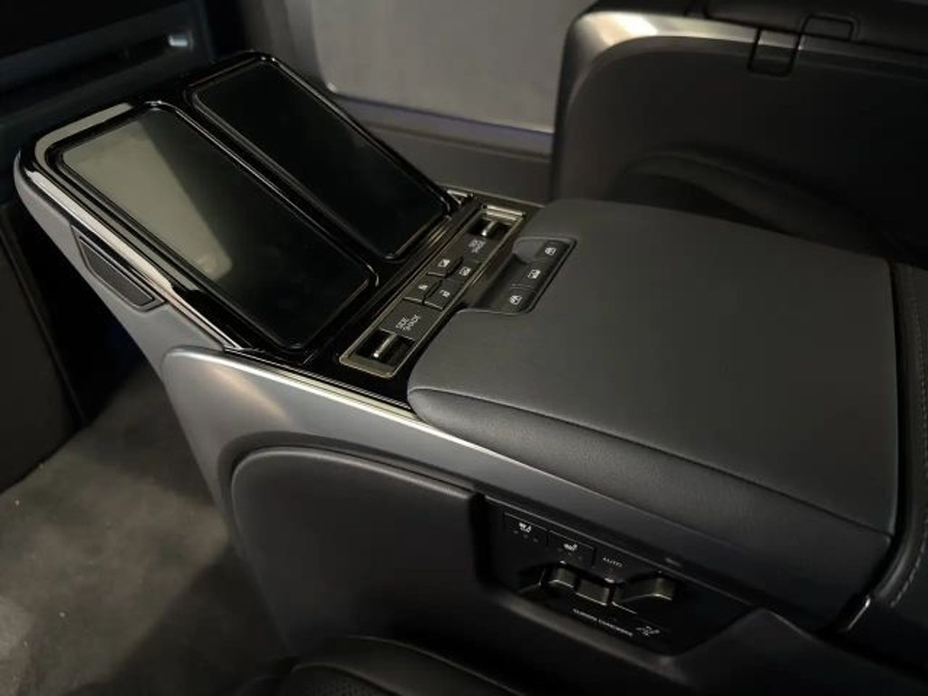 Lexus LM