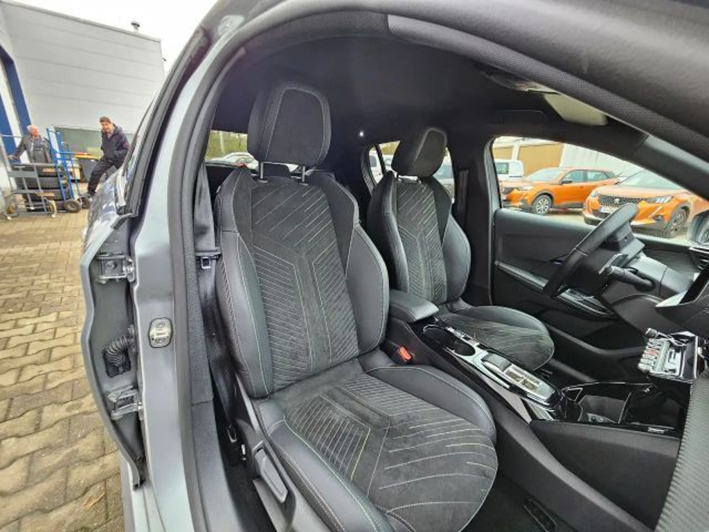 Peugeot e-208