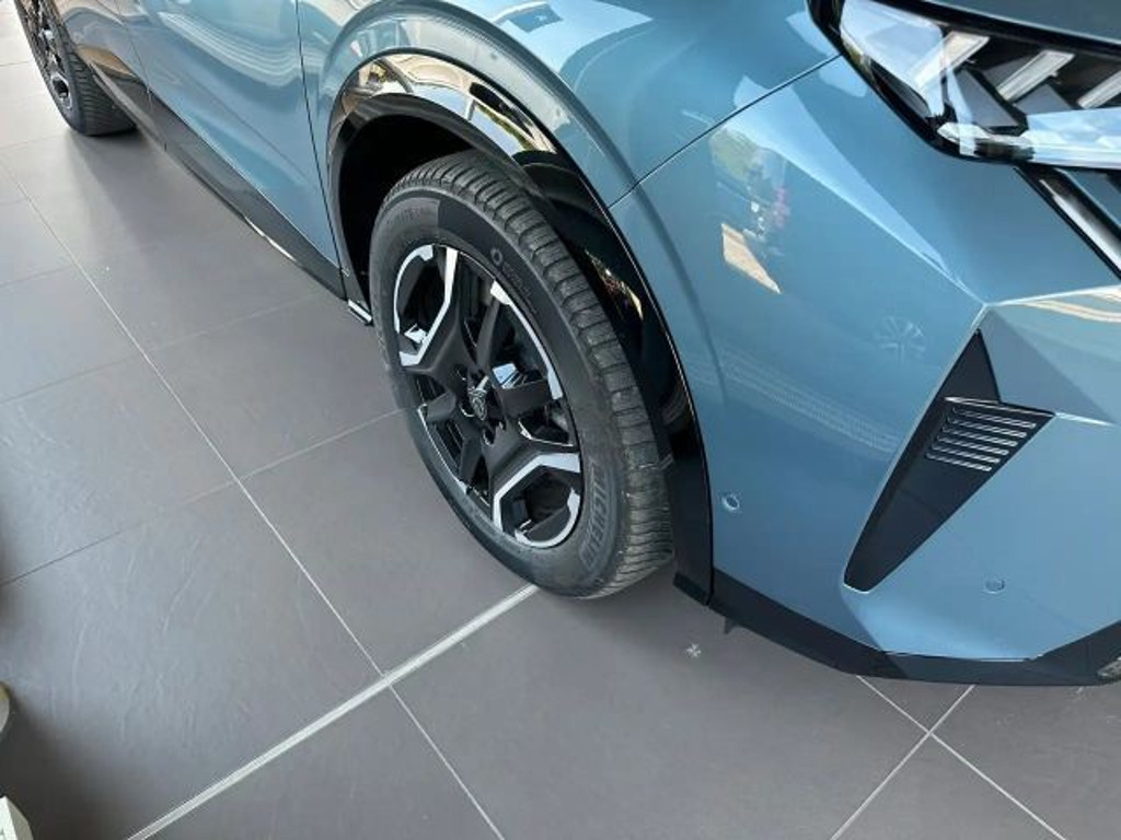 Peugeot E-5008
