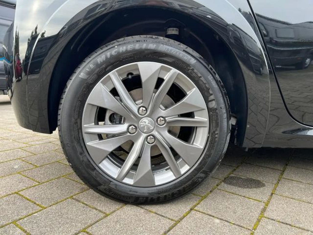 Peugeot e-208