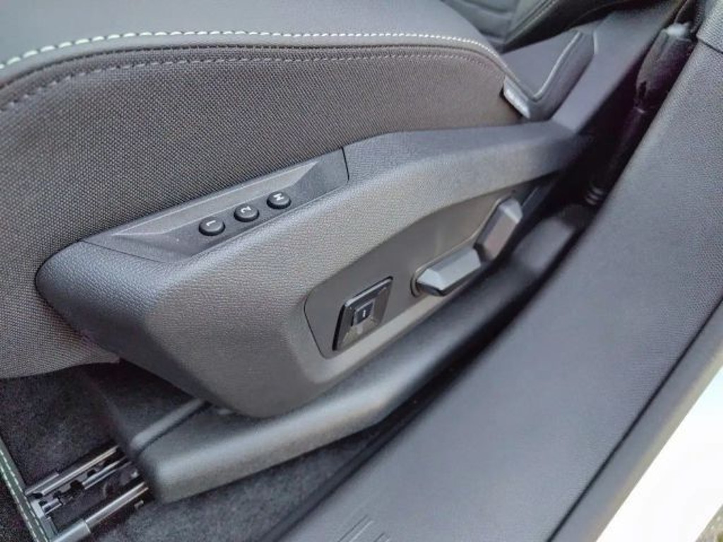 Peugeot E-3008