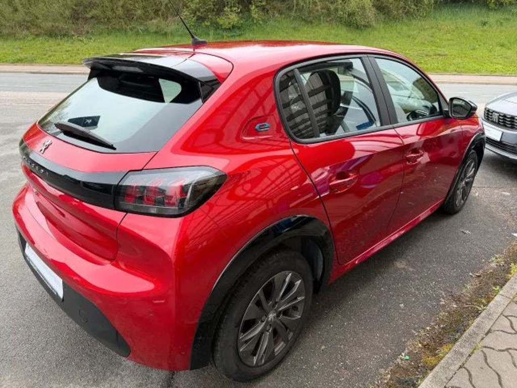 Peugeot e-208