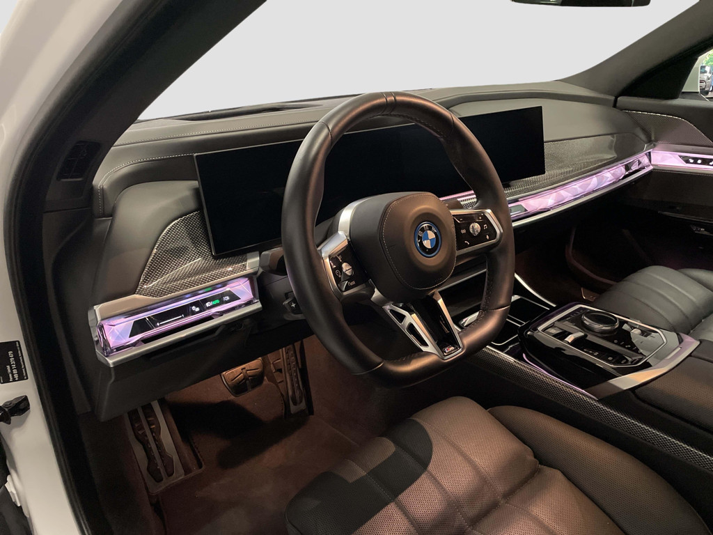 BMW i7