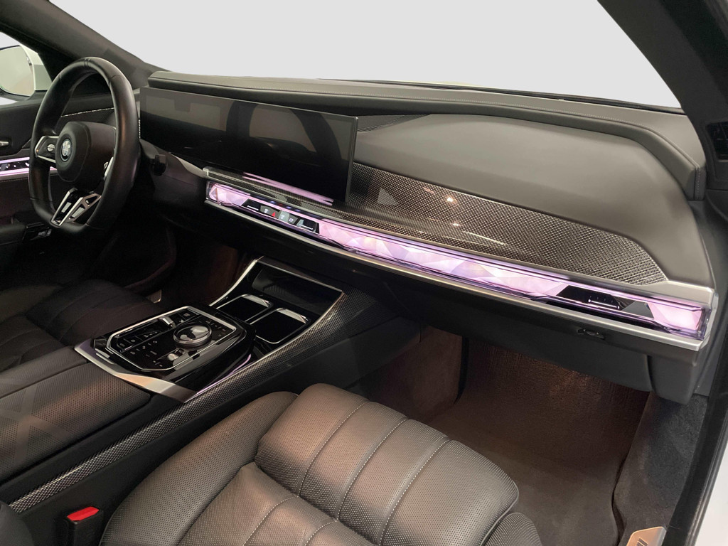 BMW i7