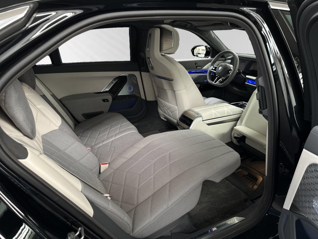 BMW M760