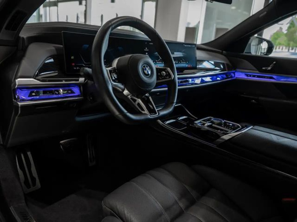 BMW i7