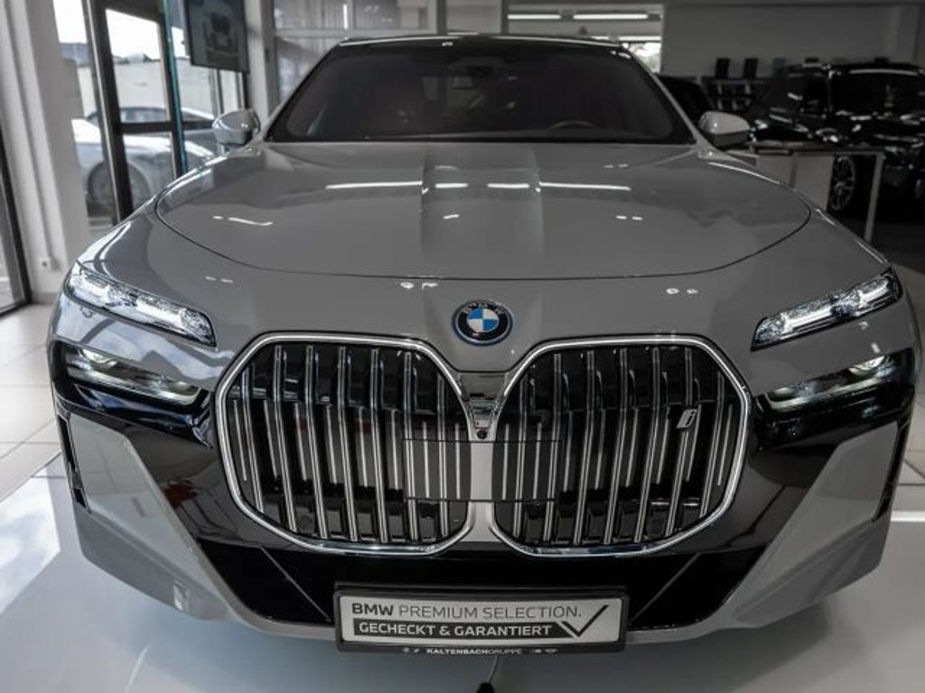 BMW i7