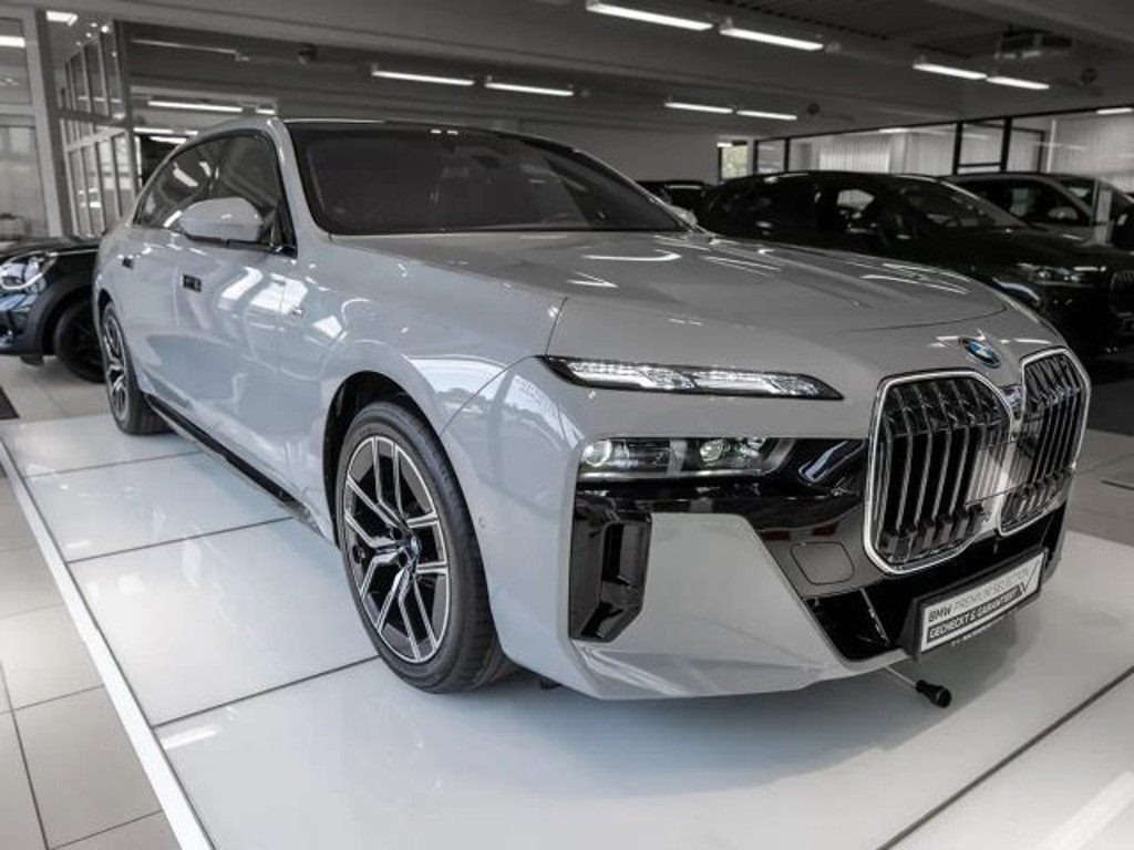 BMW i7