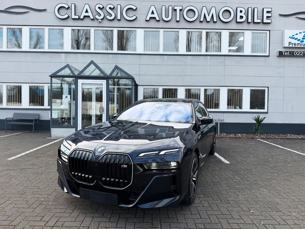 BMW i7