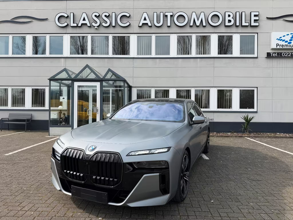 BMW i7