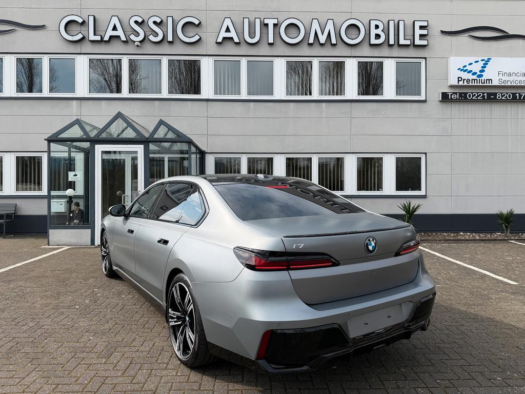 BMW i7