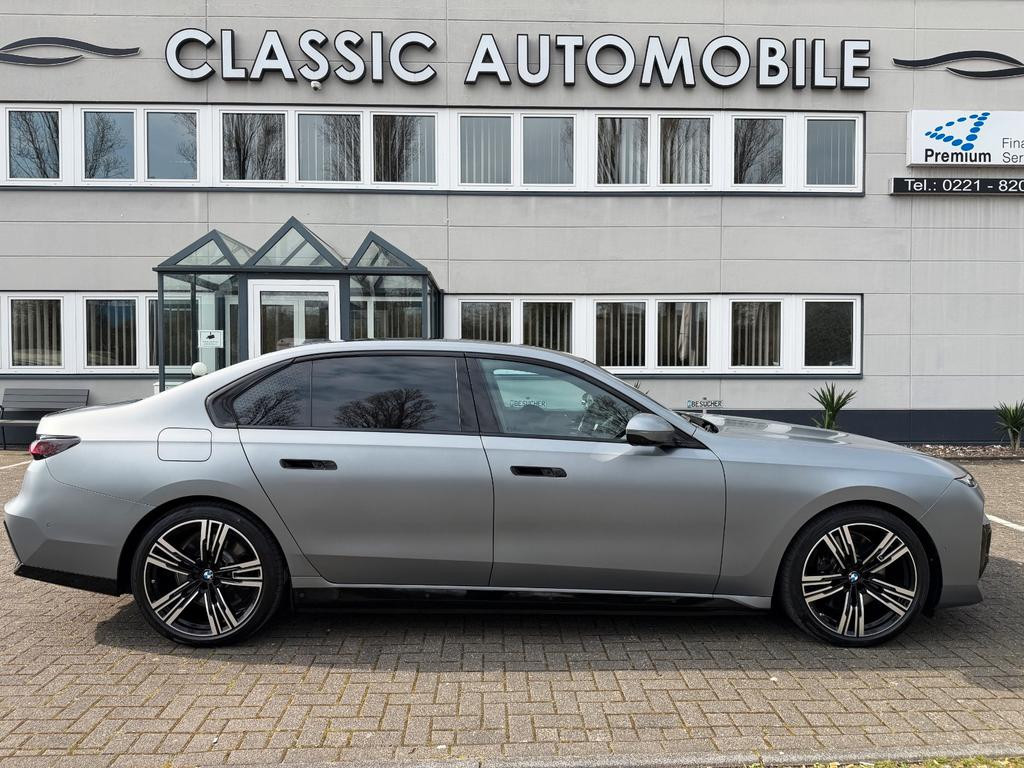 BMW i7