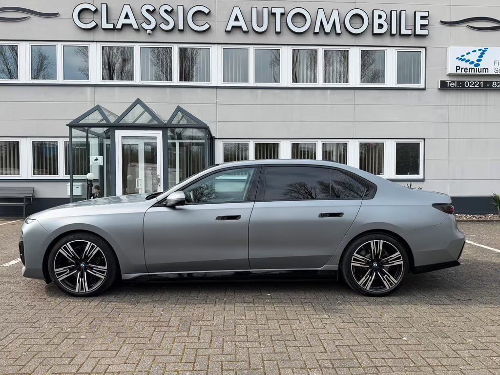 BMW i7