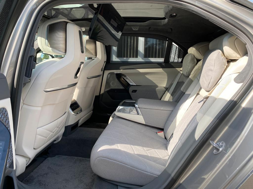 BMW i7