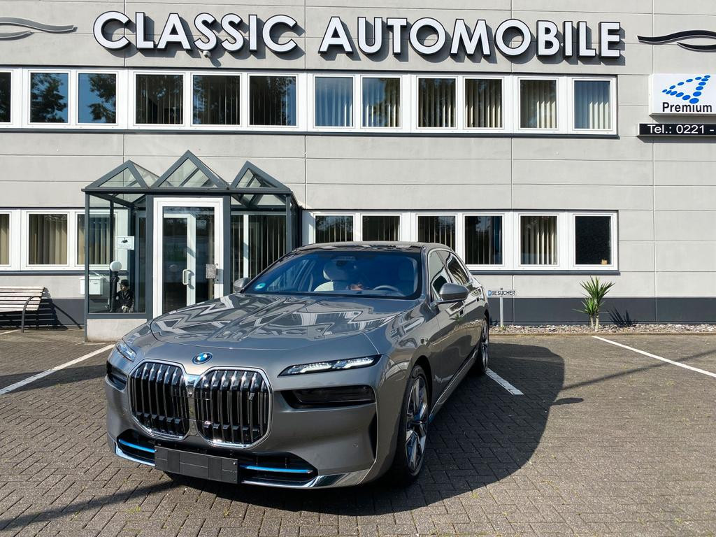 BMW i7