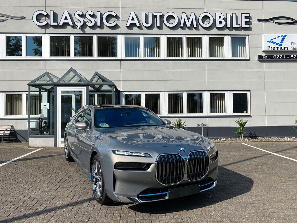 BMW i7
