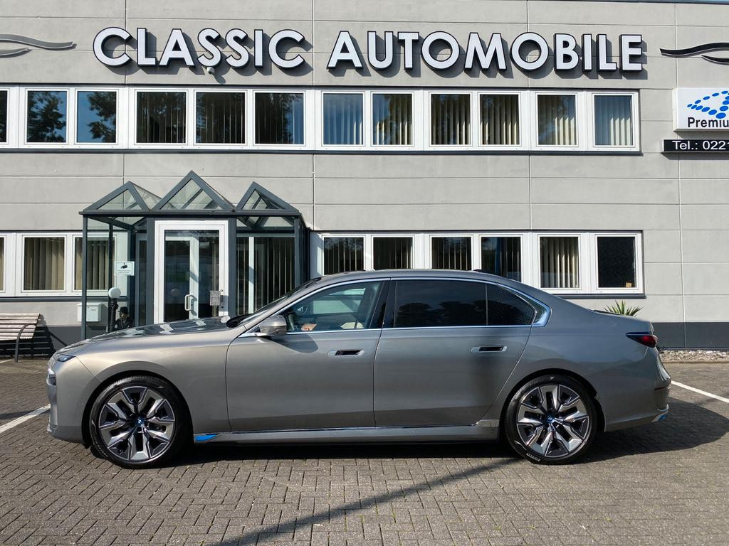 BMW i7
