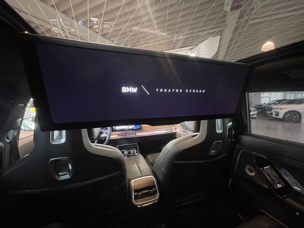 BMW i7