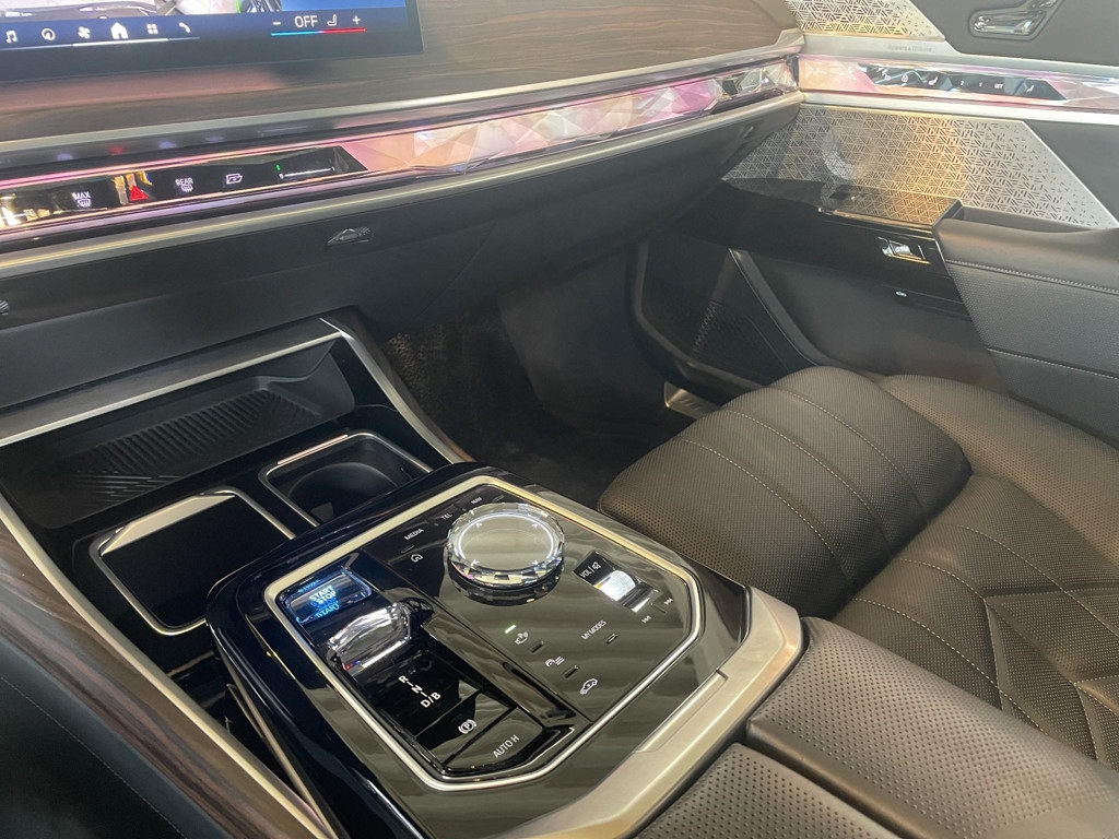 BMW i7
