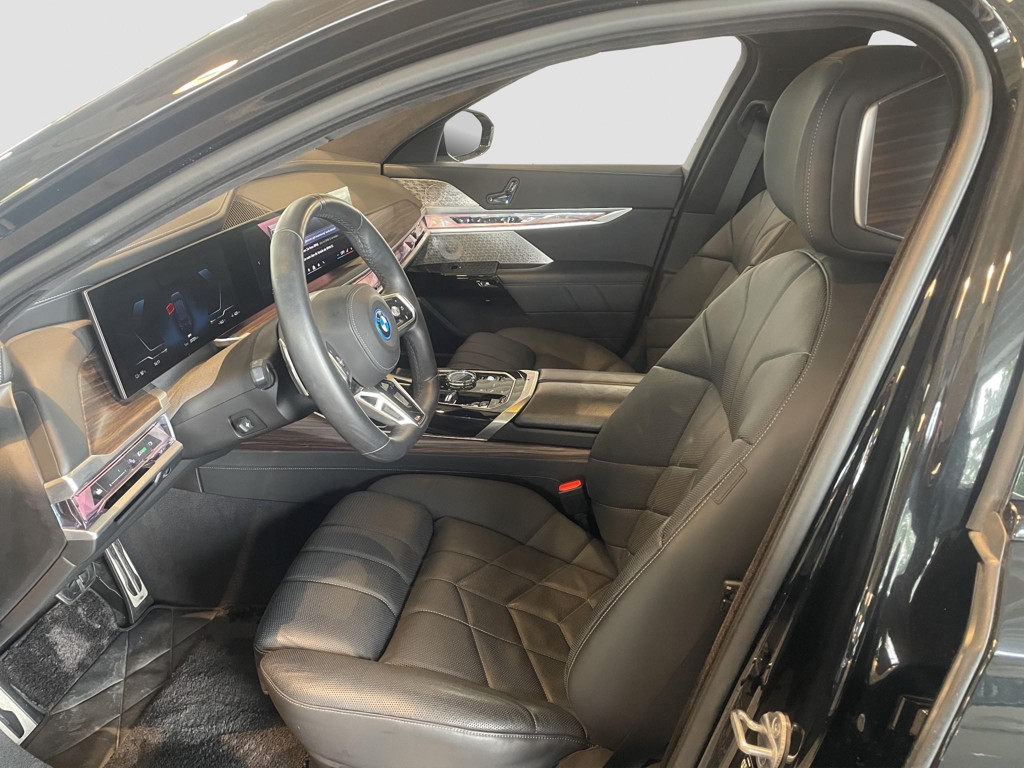BMW i7