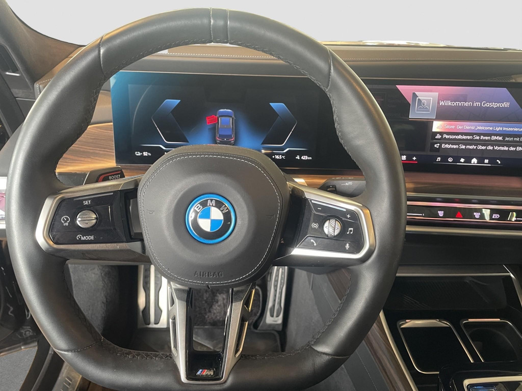 BMW i7