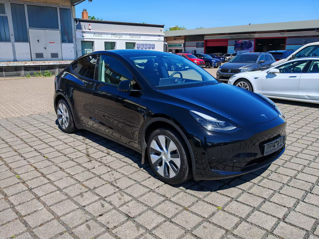 Tesla Model Y RWD Standard Range