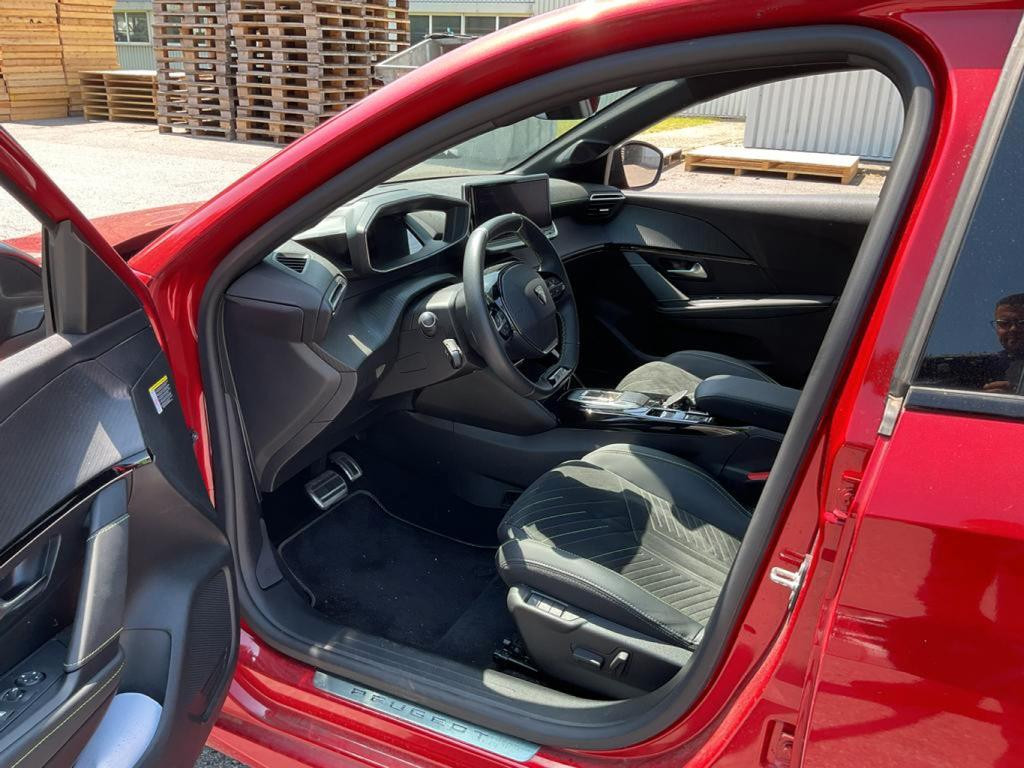 Peugeot e-208