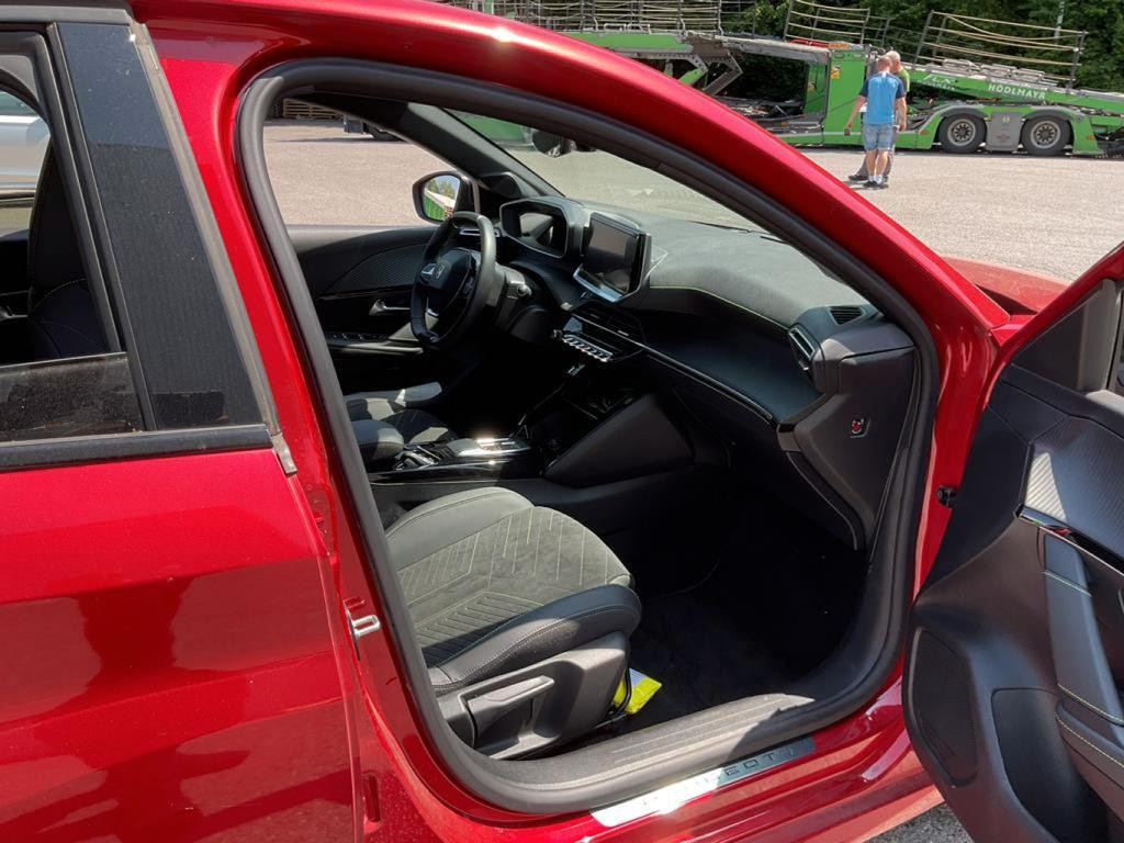 Peugeot e-208