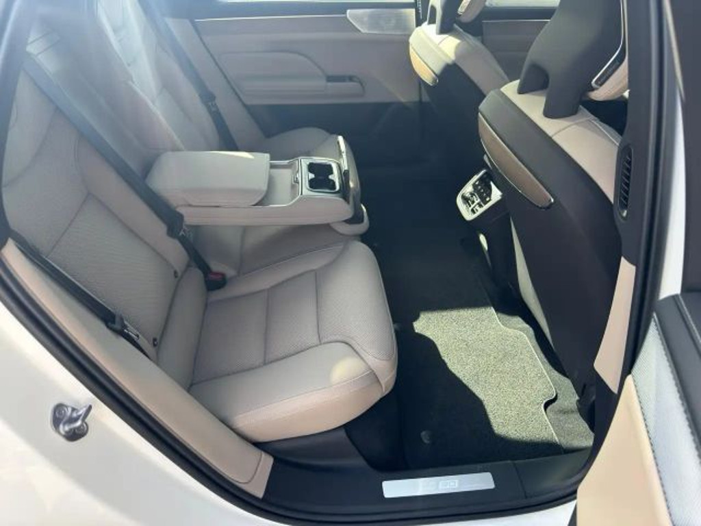 Volvo ES90