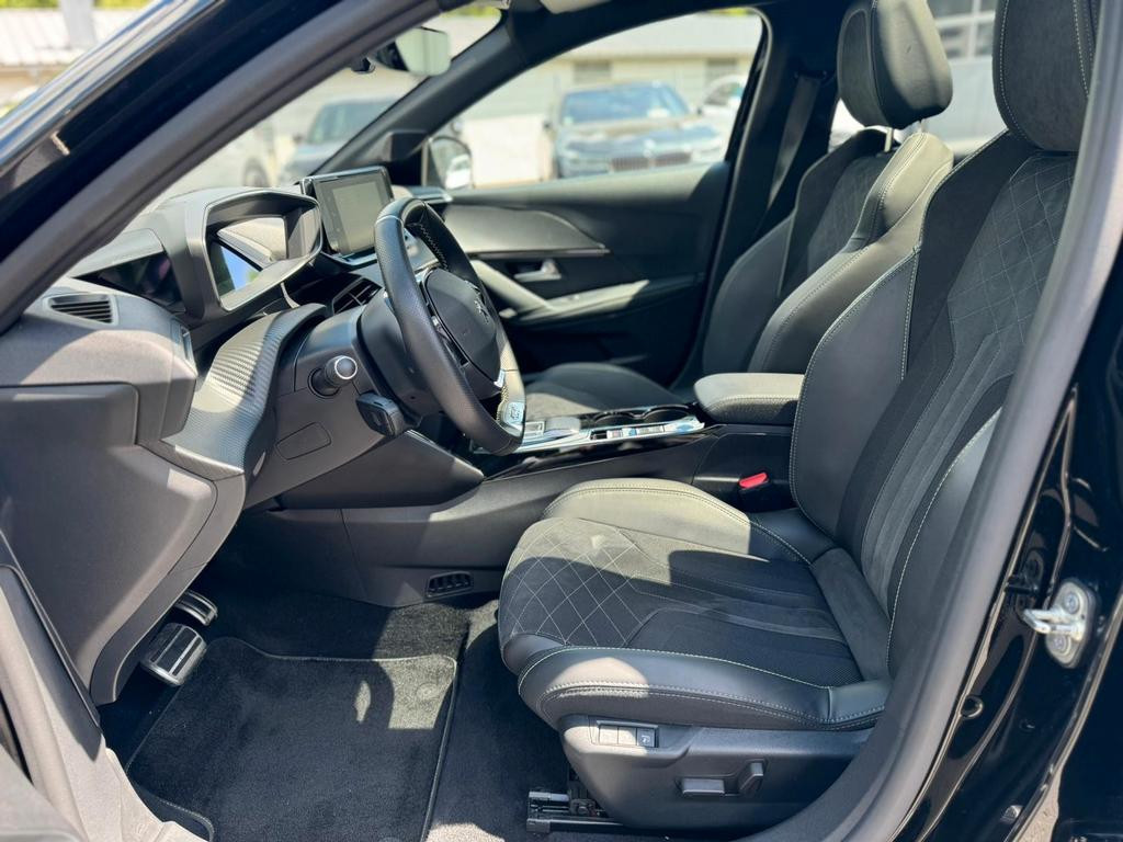 Peugeot e-208