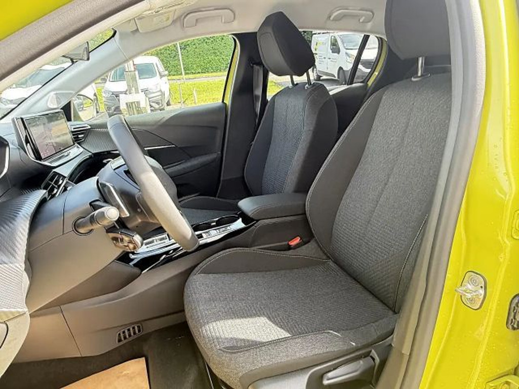 Peugeot e-208