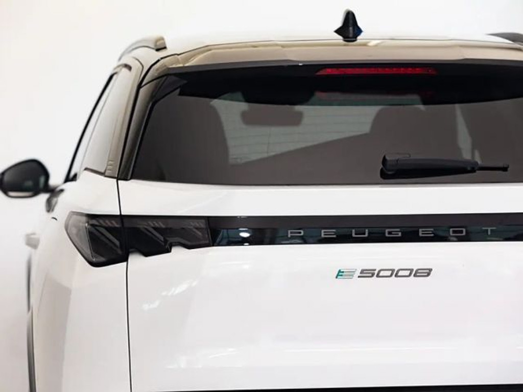 Peugeot E-5008