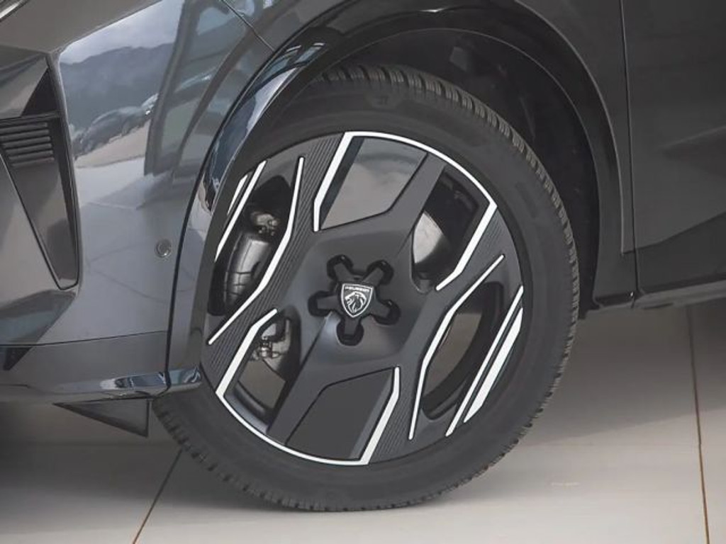Peugeot E-3008