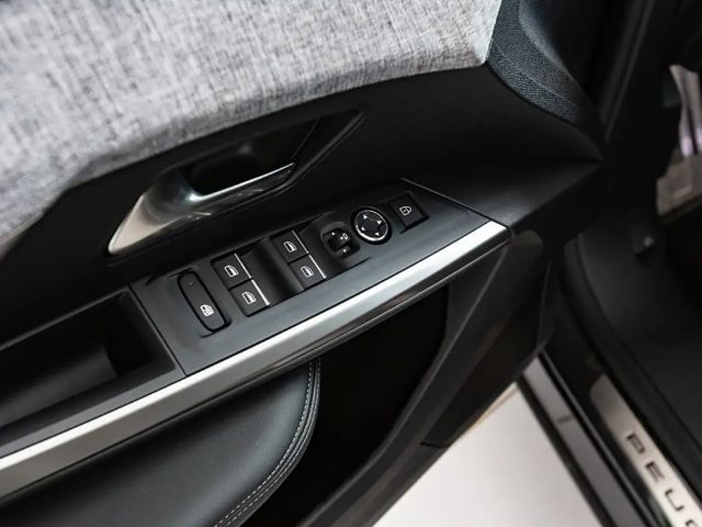 Peugeot E-3008