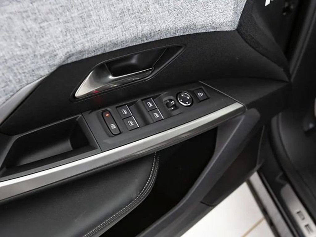 Peugeot E-3008