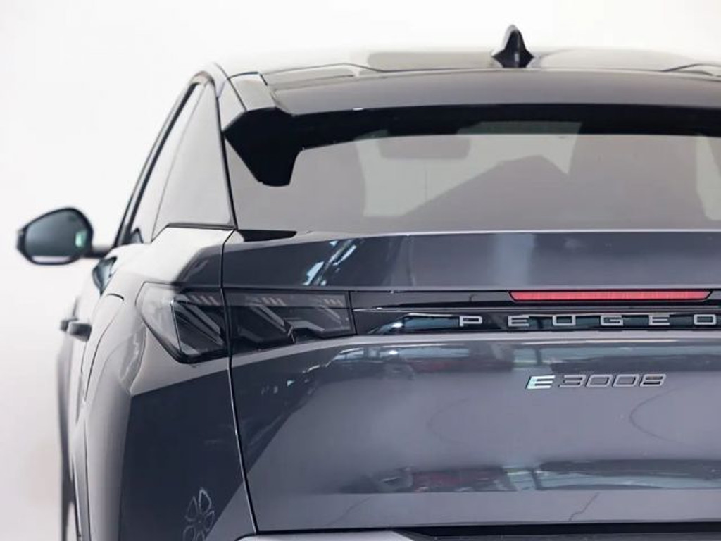 Peugeot E-3008