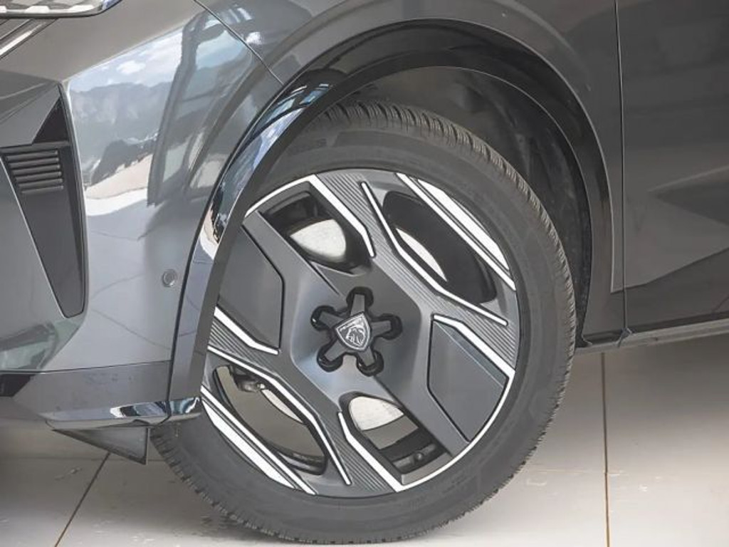 Peugeot E-3008