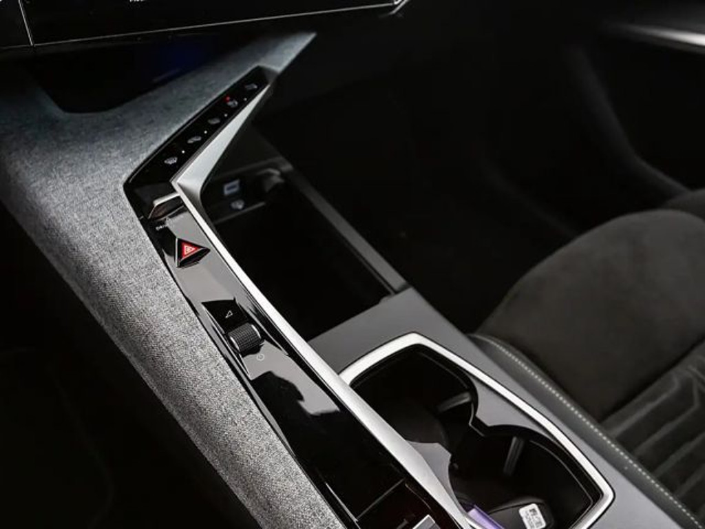 Peugeot E-3008