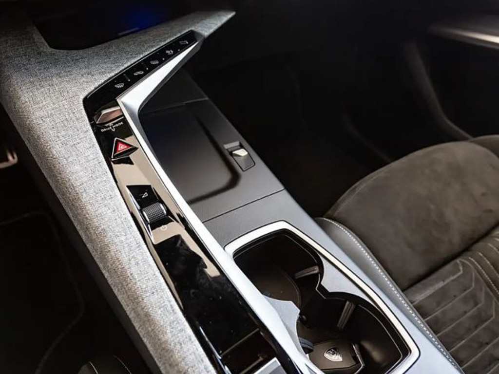 Peugeot E-3008