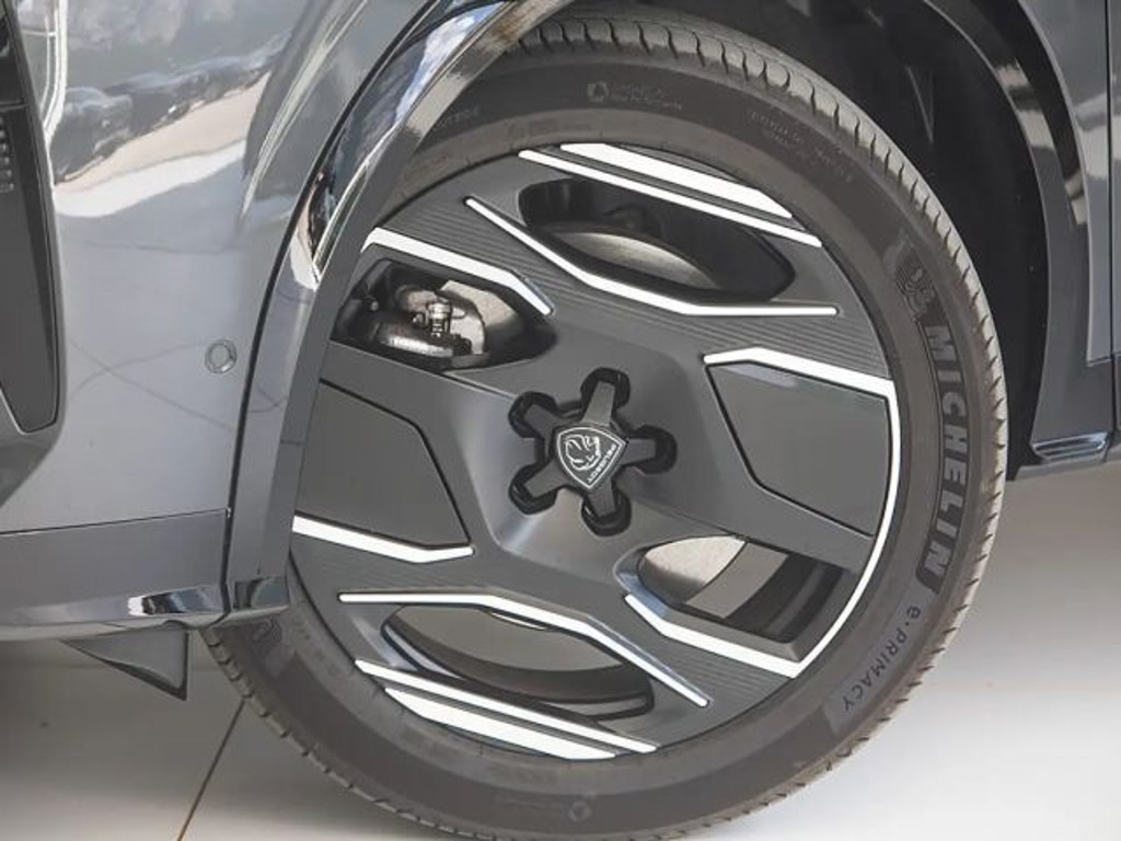 Peugeot E-3008