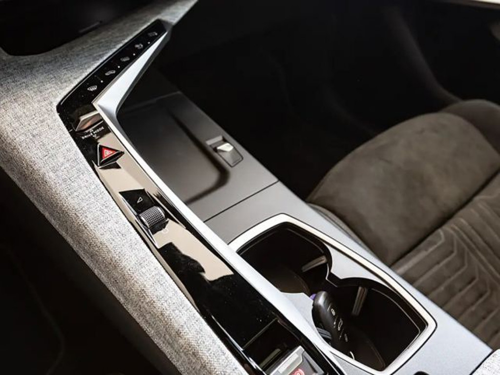 Peugeot E-3008