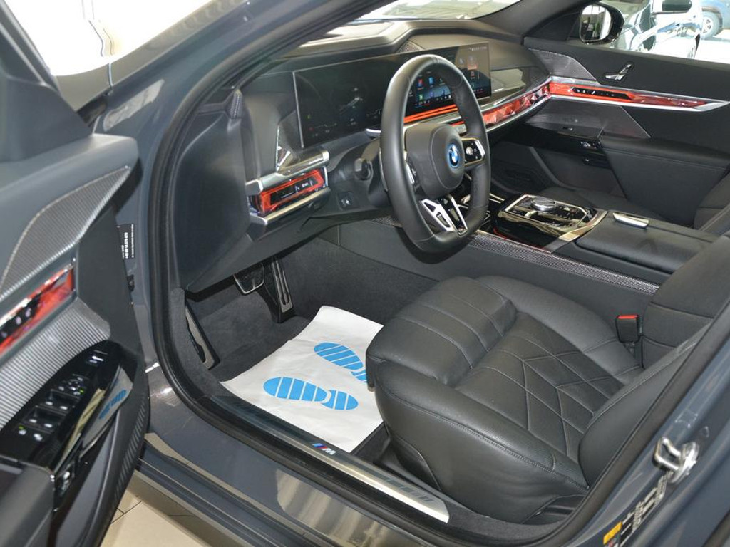 BMW i7