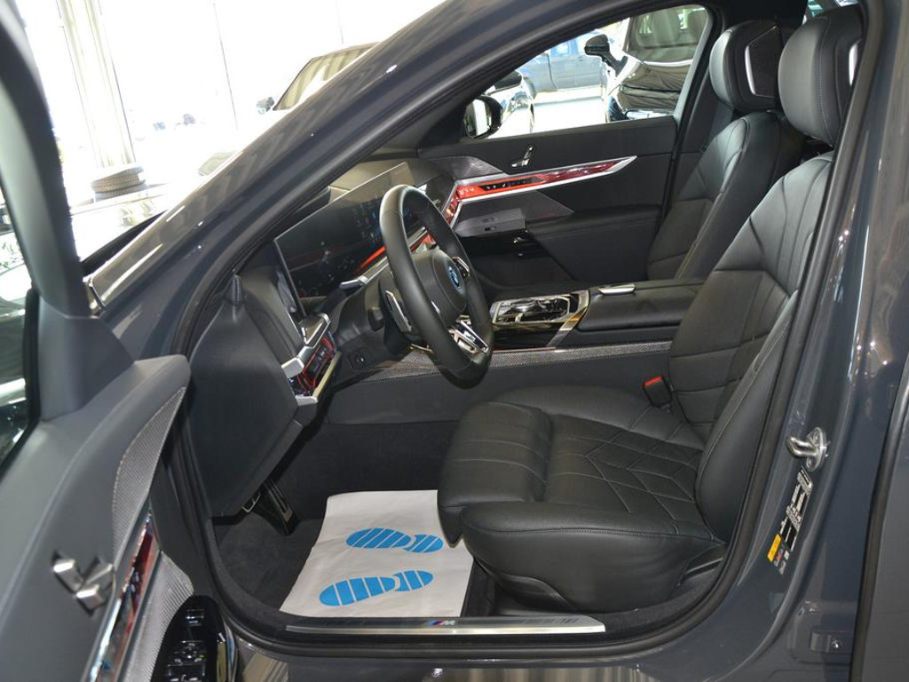 BMW i7