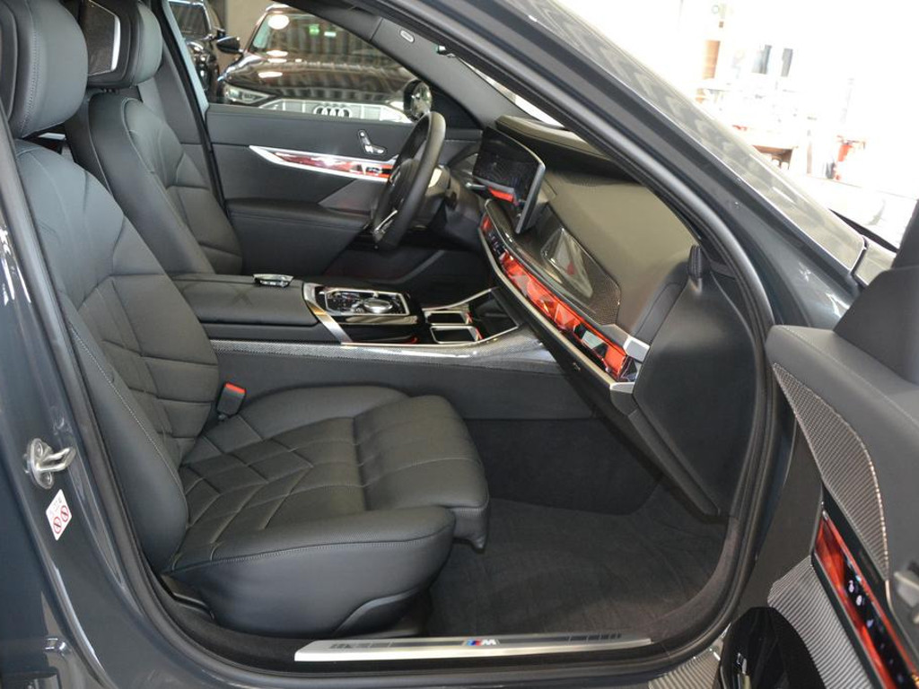 BMW i7