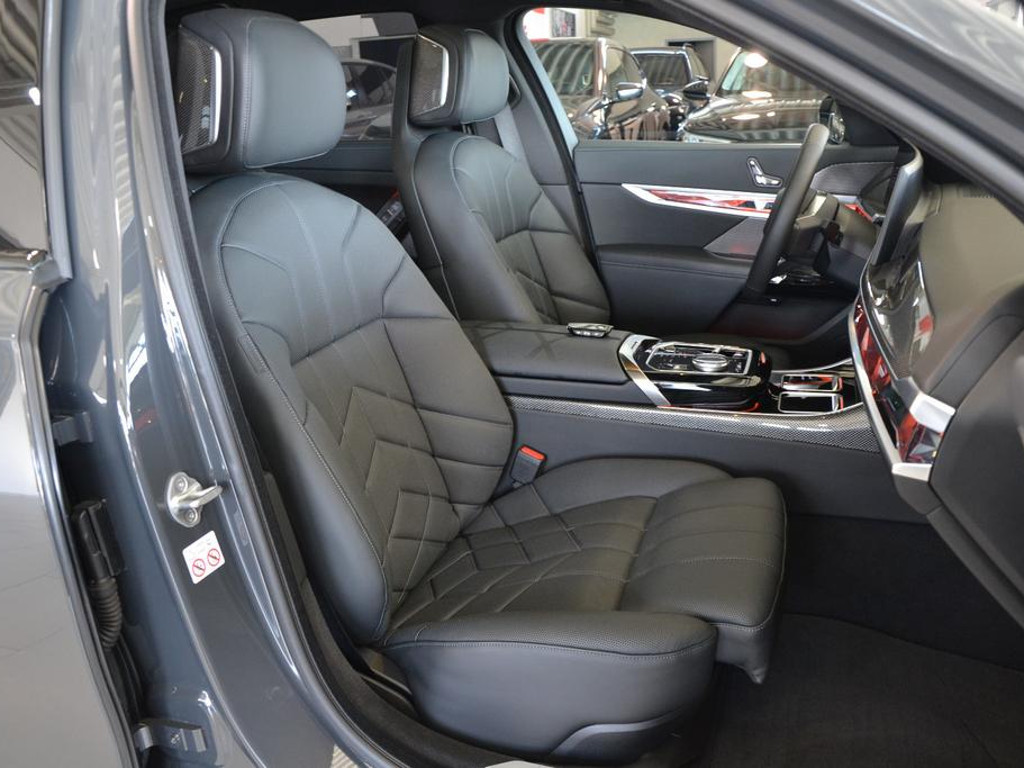 BMW i7