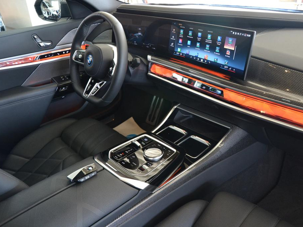 BMW i7