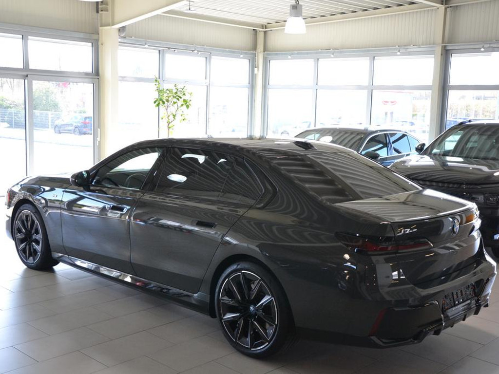 BMW i7