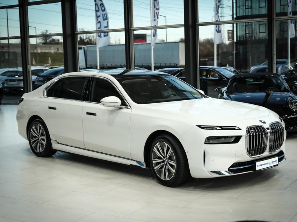 BMW i7