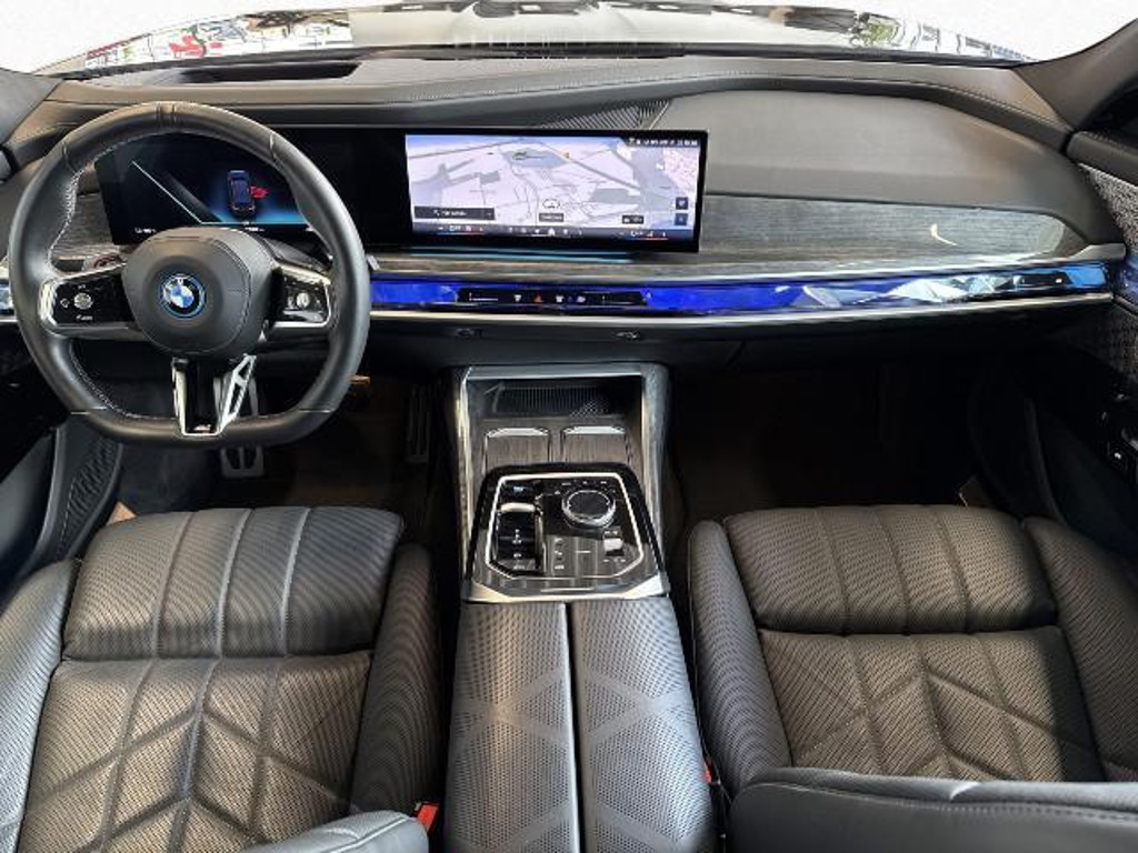 BMW i7