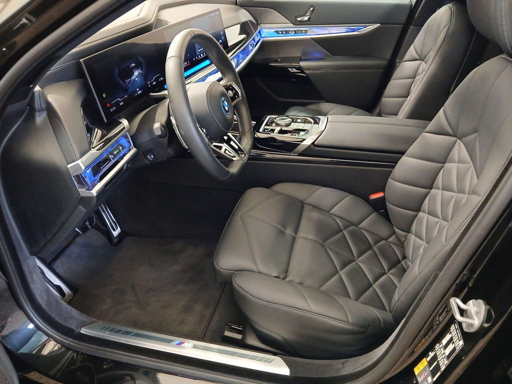 BMW i7